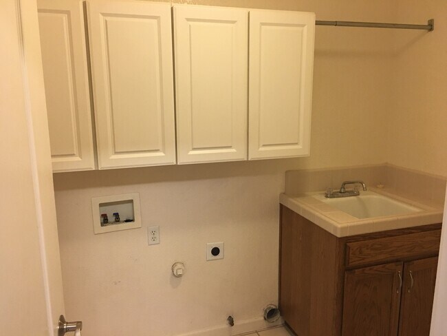 Building Photo - GORGEOUS CLOVIS UNIFIED 4 BEDROOM HOME!
