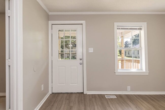 Building Photo - Two Bedroom Home!