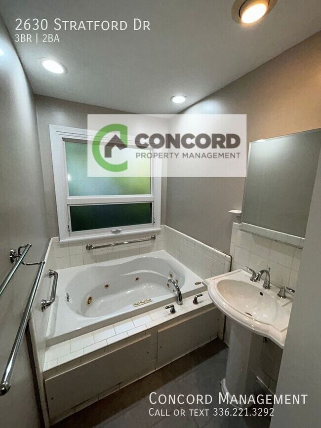 Building Photo - 2630 Stratford Dr