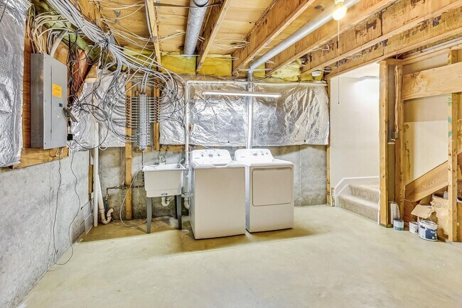 Building Photo - Cool on Cool Spring! Large SF 4 Bed + 2.5 BA