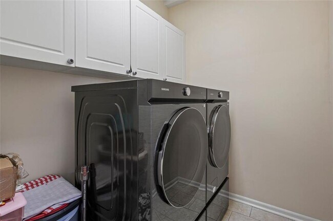Building Photo - 5685 Lake Manor Trce