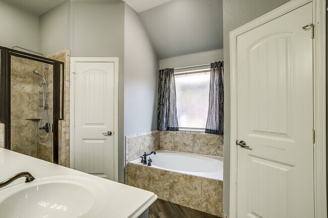 Building Photo - Beautiful 4 Bed, 2 Bath in Pristine Willow...