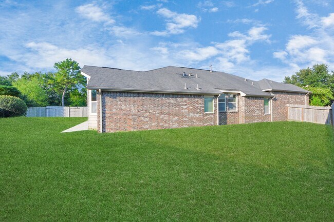 Building Photo - 2402 Village Lakes Dr