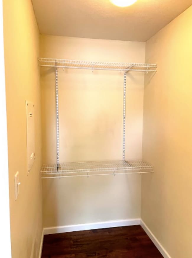 Building Photo - 1 Bedroom Apartment