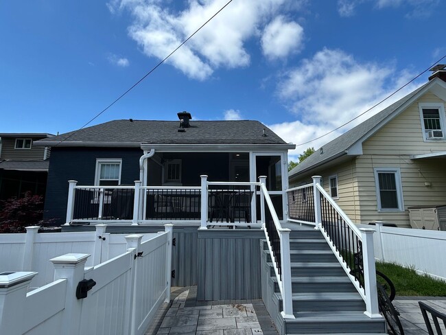Building Photo - Updated 4 Bed 3 Bath Highlands Bungalow