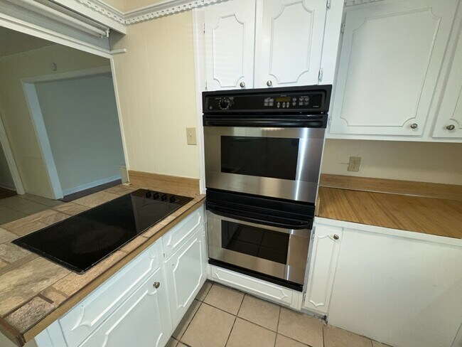Building Photo - 3158 Peterson Dr