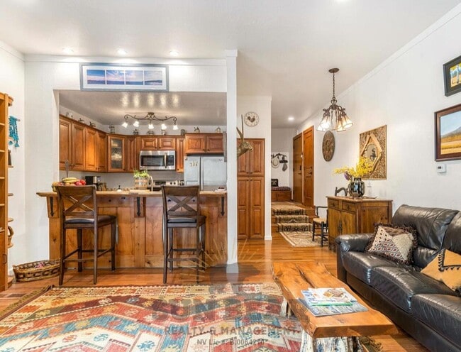 Primary Photo - Adorable 2 Bedroom - Central Incline! 1 Do...