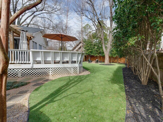 Building Photo - 3221 Sunset Dr