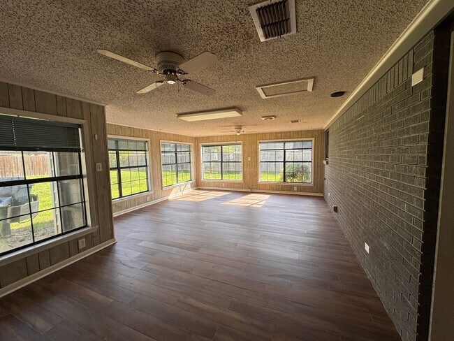 Building Photo - REMODELED SPACIOUS SOUTH BOSSIER HOME.