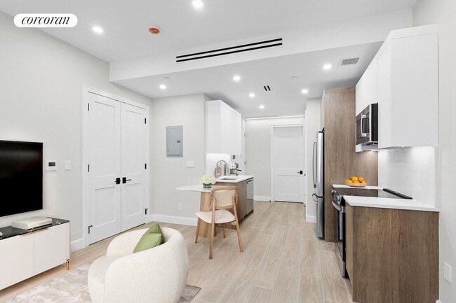 Building Photo - 760 Metropolitan Ave