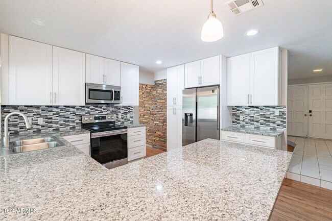 Building Photo - 110 W Seldon Ln