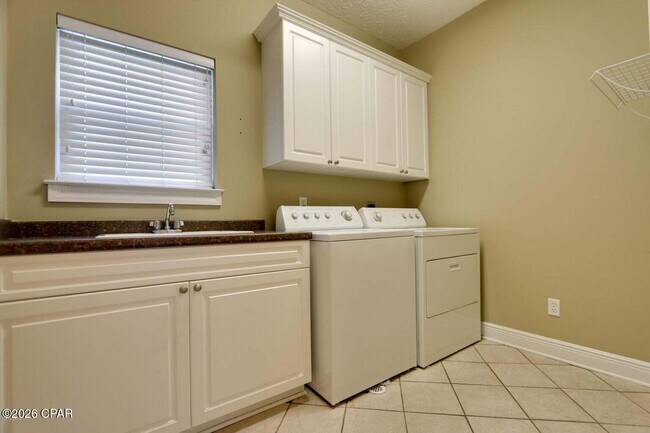 Building Photo - 4026 Oak Forest Dr