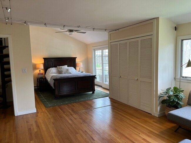 Building Photo - 172 Ponus Ave