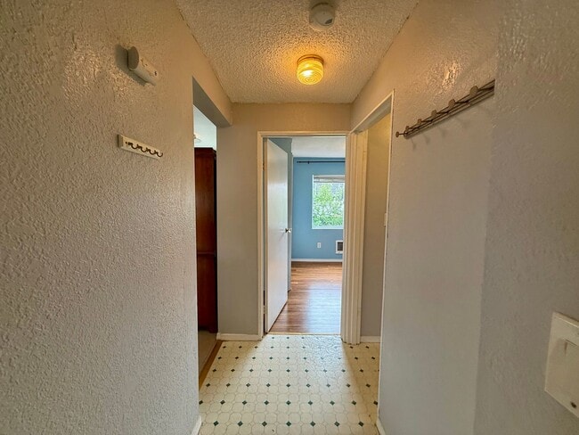 Building Photo - White Center Home
