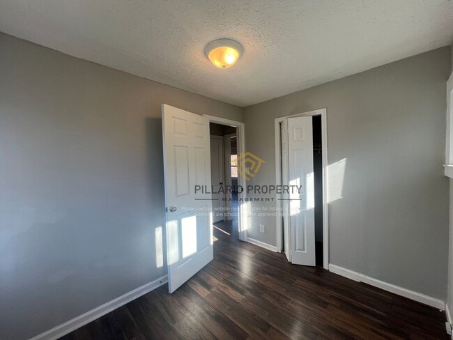 Building Photo - Updated 2 Bedroom 1 Bathroom near Forest M...