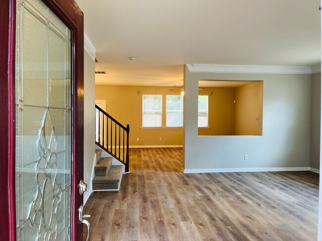 Building Photo - Prime location, lots of extra sqft, fenced...