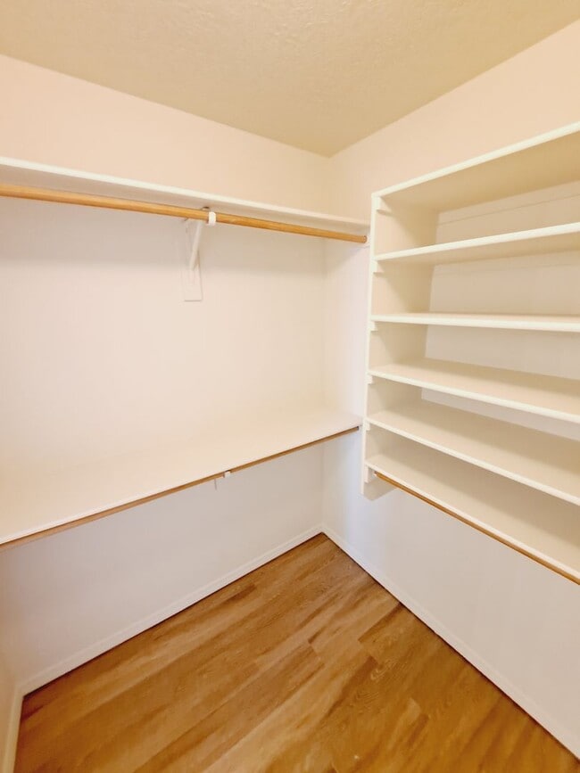 Building Photo - 4 bed home available in Huning Ranch!