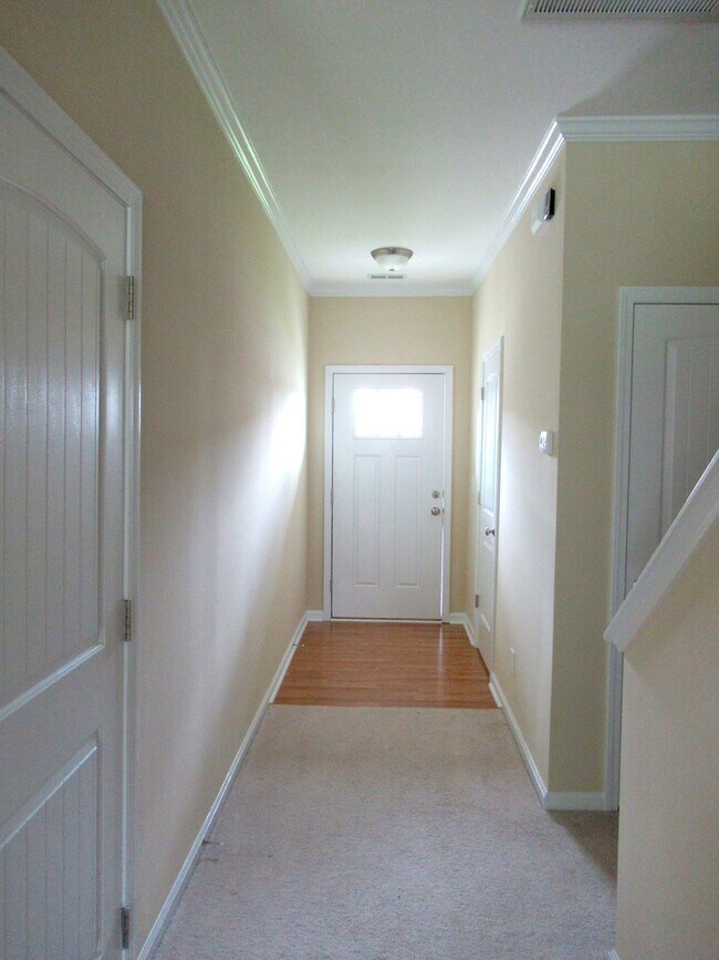 Building Photo - Three Bedroom Townhome in Richlands Close to Everything!!