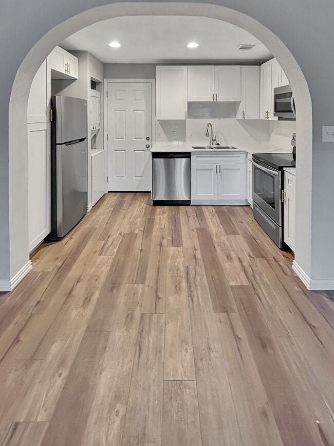 Building Photo - Beautifully Updated 2-Bedroom Condo in Nor...