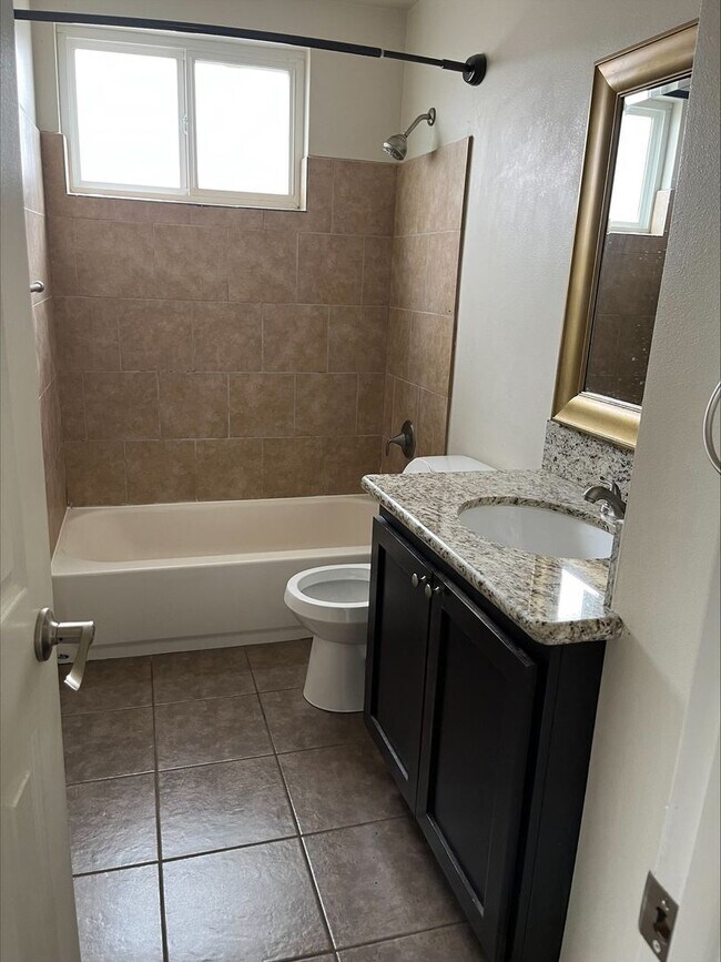 Building Photo - 3-bedrooms 2-bathrooms House for rent in Covina