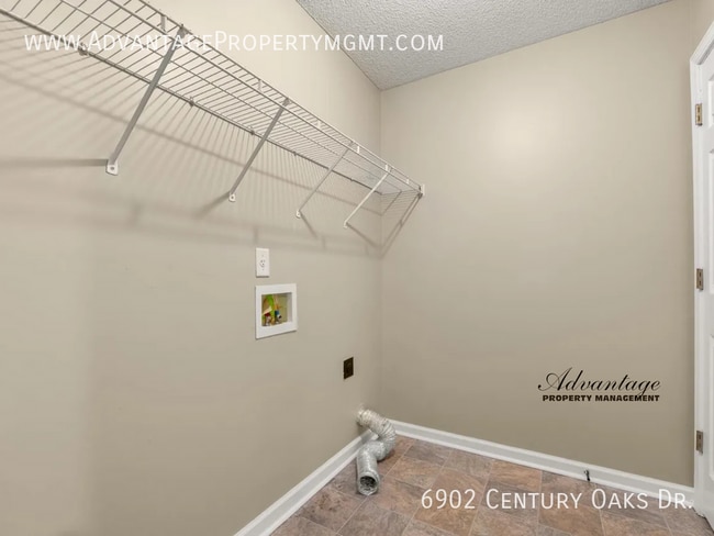 Building Photo - 6902 Century Oaks Dr