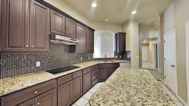 Building Photo - 6808 Sandlewood Dr