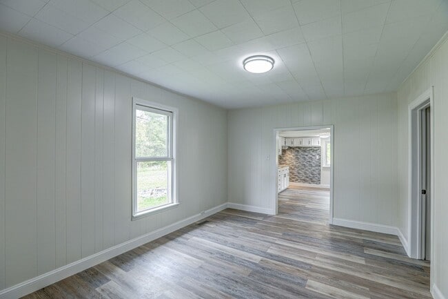 Building Photo - 2 Bdrm / 2 Bath - Remodeled Cottage in Johnson City