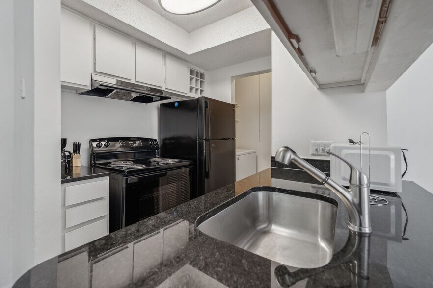 Building Photo - 3027 Northwood Dr