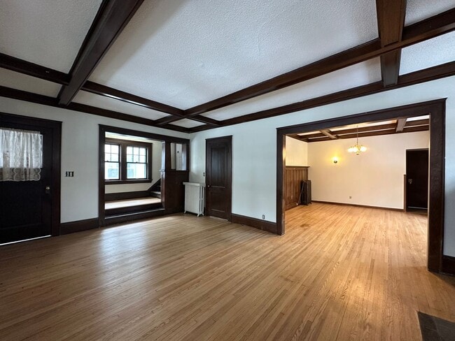 Building Photo - Inviting 6 Bedroom 1.5 Bathroom Home in St. Paul!