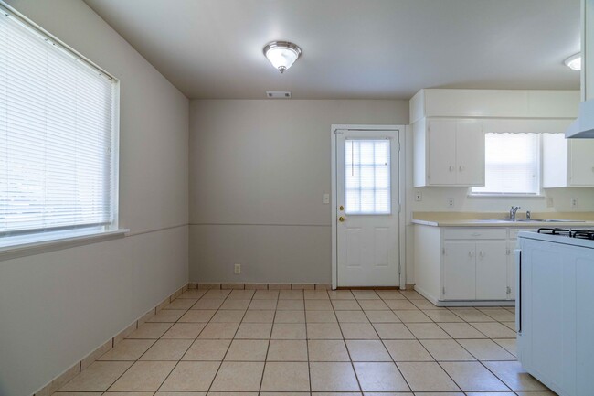 Building Photo - Minutes from Downtown Emma!!! Cozy 2 bedro...