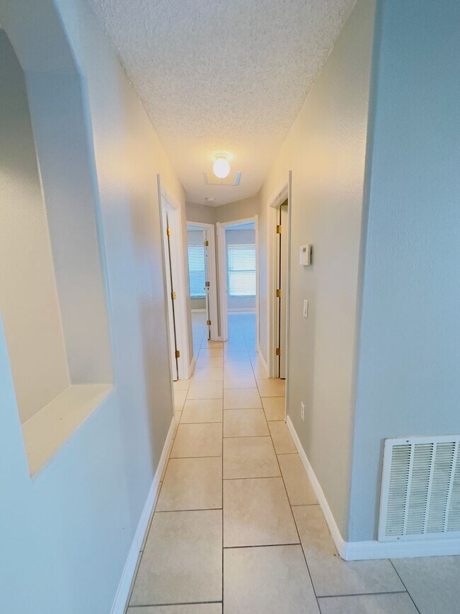 Building Photo - Beautiful 4 bedrooms 2 baths single family...