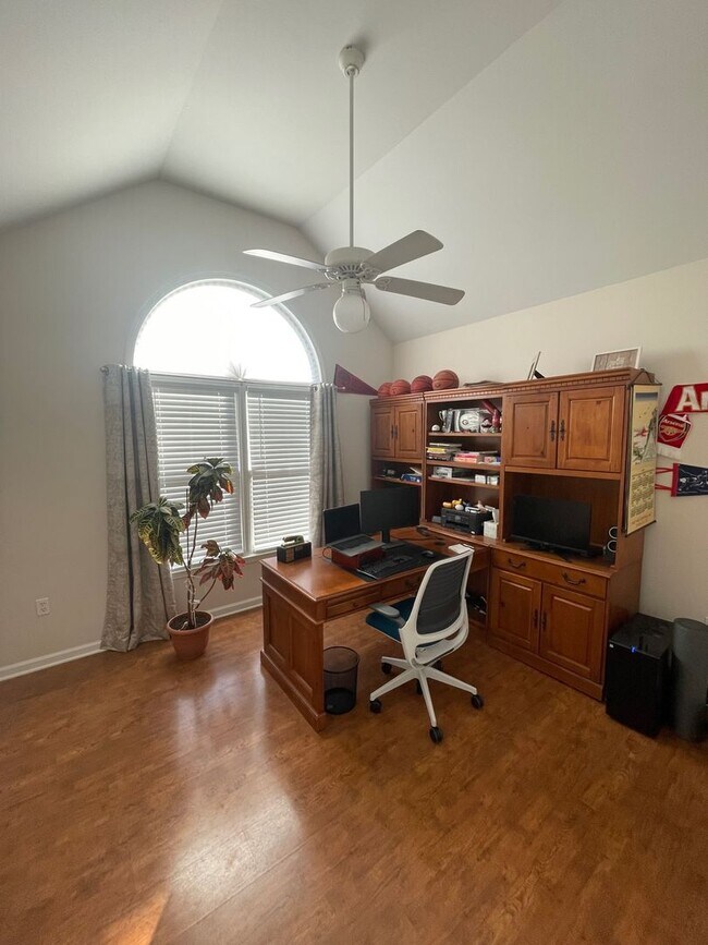 Building Photo - Eastside Three Bedroom Available for Rent July 2026