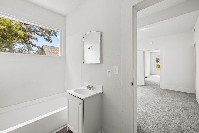 Building Photo - Spacious 4 Bedroom 2 Bath Home