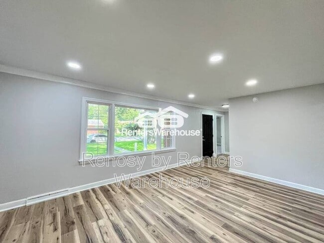 Building Photo - 5 Paddock Dr