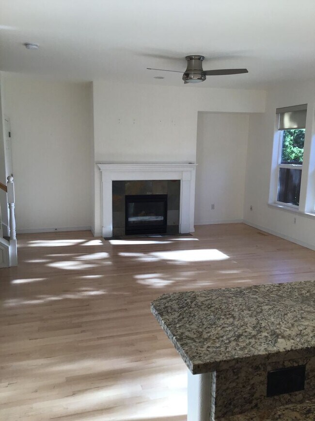 Building Photo - 2 Story Townhouse in Bend