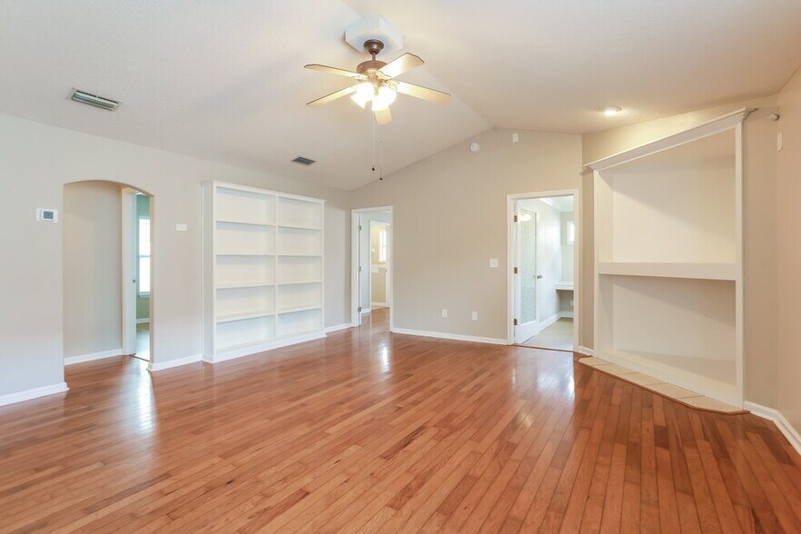 Building Photo - 4390 Hanging Moss Dr