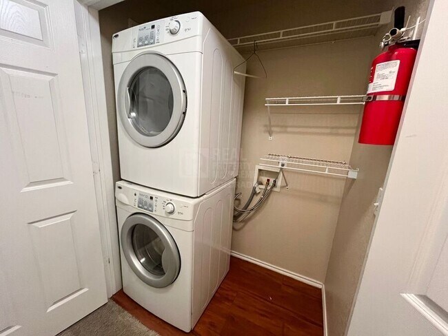 Building Photo - 3928 Riviera Grove