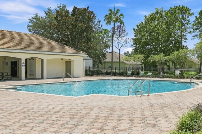Building Photo - 2821 Maguire Dr