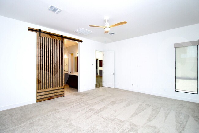 Building Photo - 813 E Corral Rd