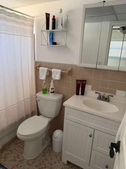 bathroom with bathtub - 4532 Bougainvilla Dr