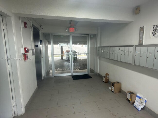 Building Photo - 2000 Biarritz Dr