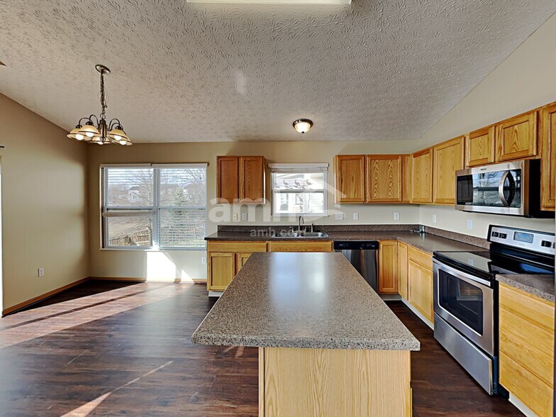 Building Photo - 1121 Streamside Dr