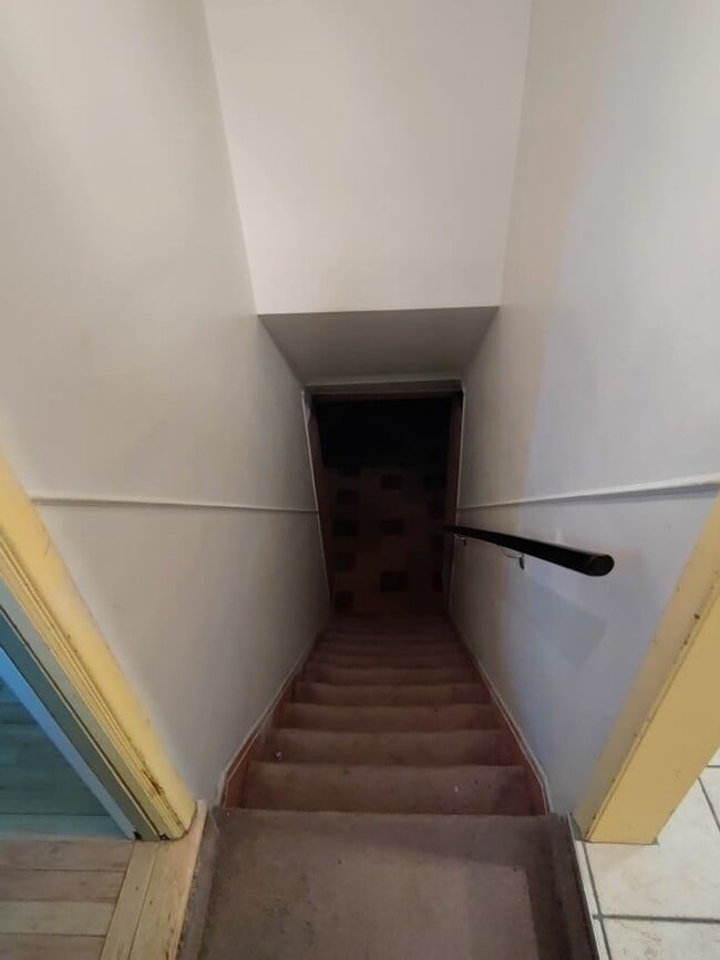 Building Photo - Beautiful, sprawling, brick ranch - $1700/mo