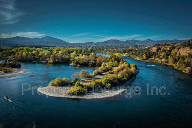 Building Photo - 945 De Moll Dr
