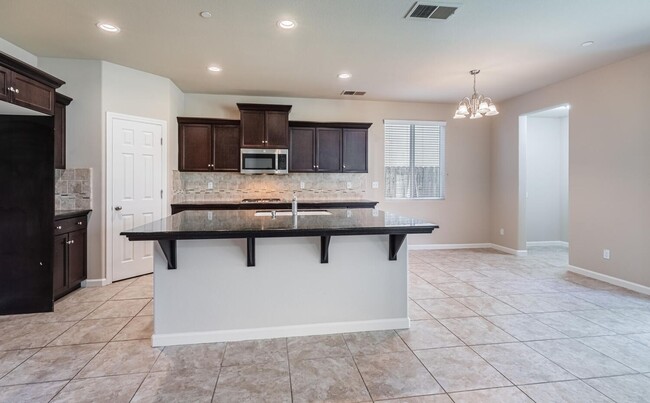 Building Photo - Clovis 4-bedroom plus loft, 3-bath home wi...