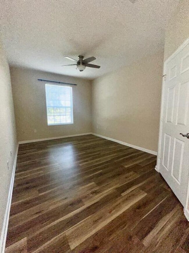 Building Photo - Spacious 3/2 Condo with Pond View!