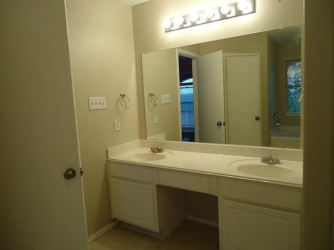Building Photo - 11047 KNOBBLEY Oak Ct