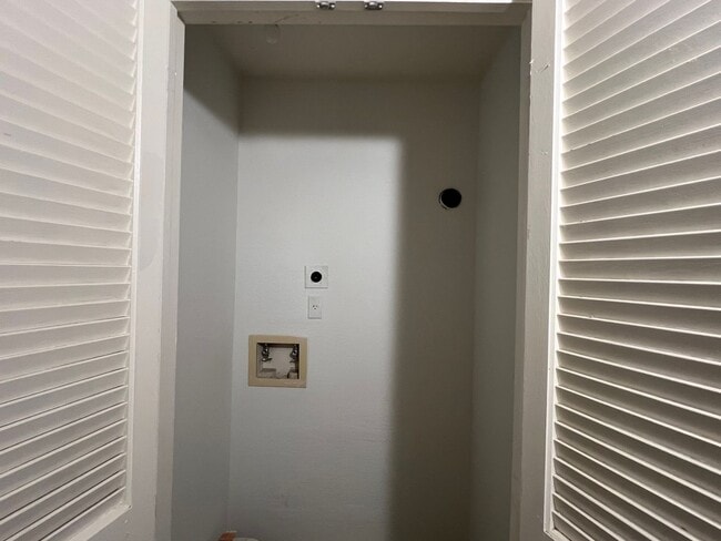 Building Photo - Updated South Natomas Condo