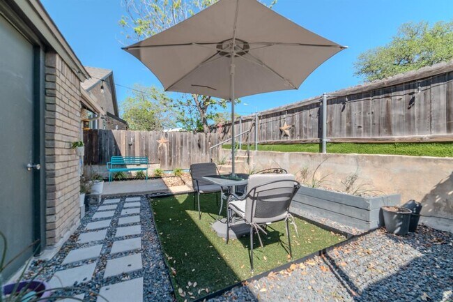 Building Photo - 1015 E Yager Ln