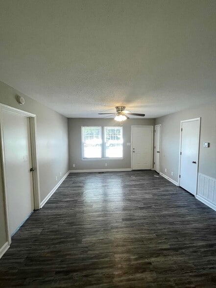 Building Photo - 641 Miles Ct